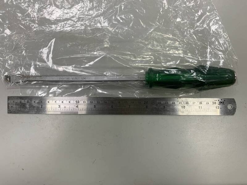 警方在张男身上查扣大型螺丝起子。（记者郑淑婷翻摄）