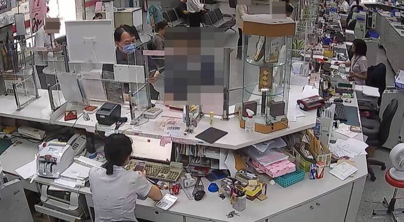 警方与行员联手劝阻。（记者王冠仁翻摄）