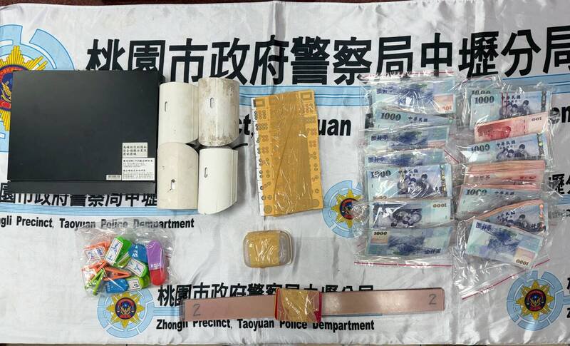 警方现场查扣筒仔牌、骰子、下注夹、牌尺等赌具，以及逾22万元的赌资现金。（警方提供）