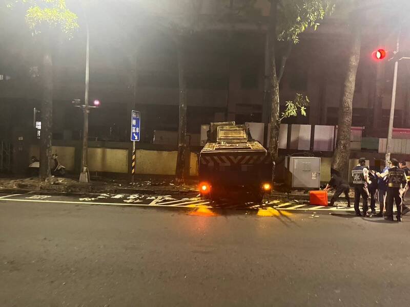 大货车自撞围墙，员警获报前往处理。（民众提供）