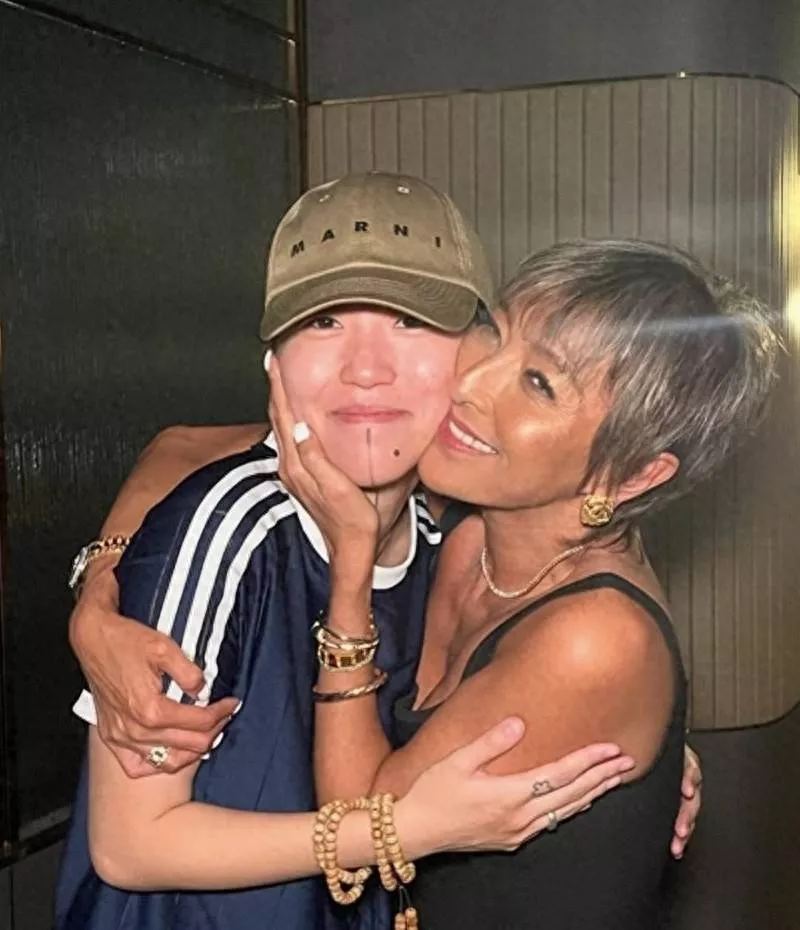 窦靖童回香港出席寿宴,打扮休闲仍帅气有型