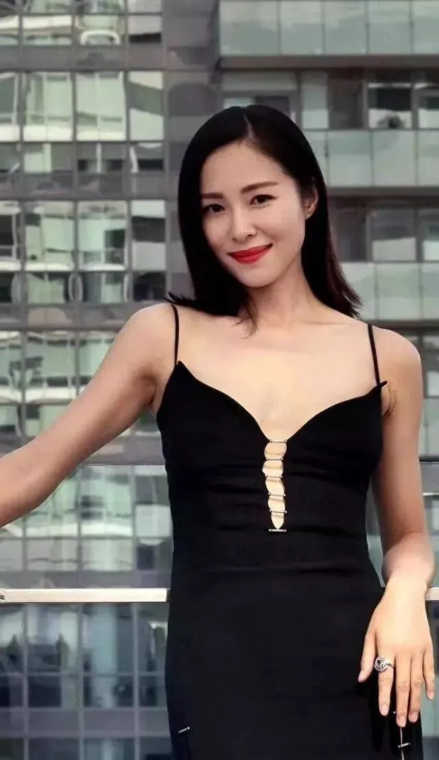 江一燕靓丽写真超妩媚!不是丰乳肥臀也能性感撩人