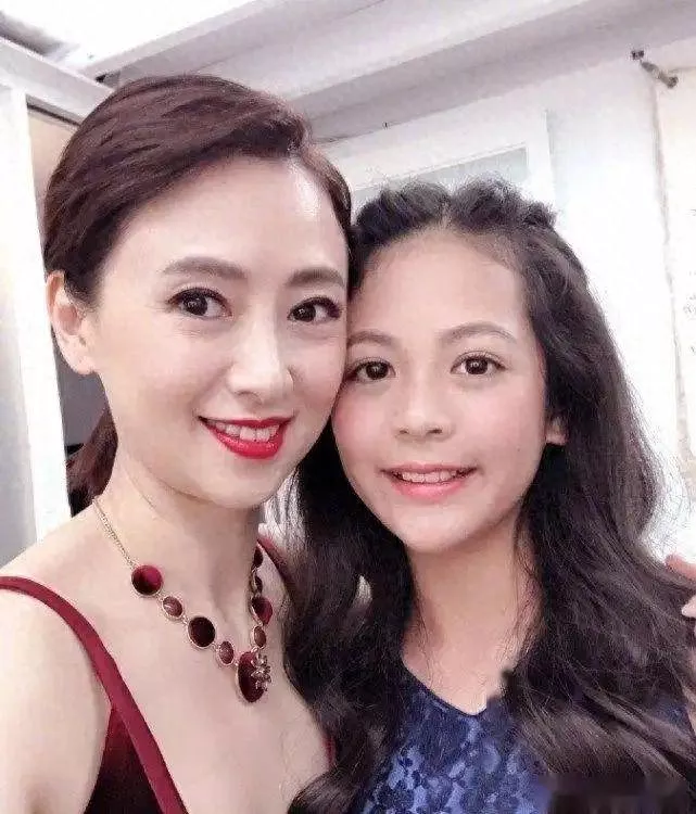 翁虹16岁女儿准备出道,酷爱做美食,遗传了妈妈的高颜值