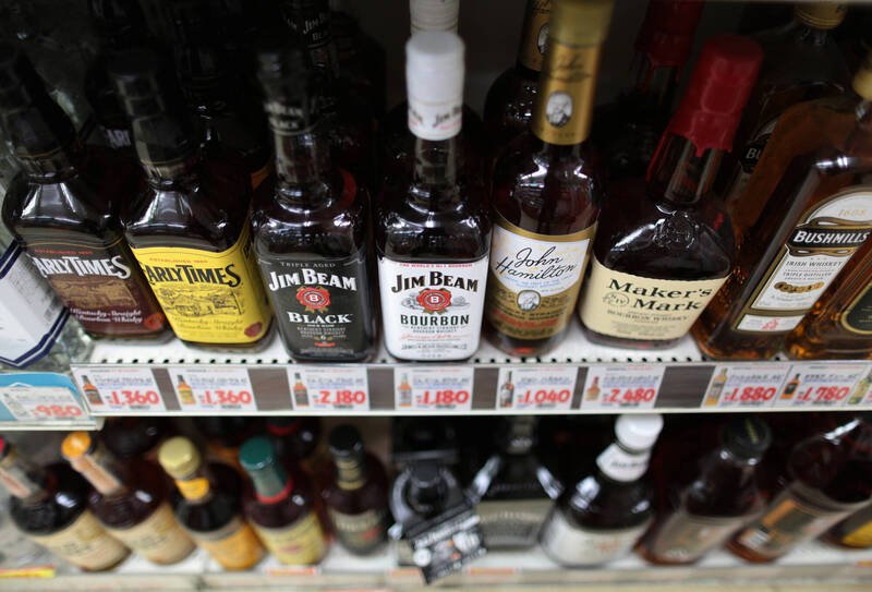 中国买家表示，他们再也无法以之前的价格买入日本威士忌了。 （彭博）☆饮酒过量 有害健康 禁止酒驾☆