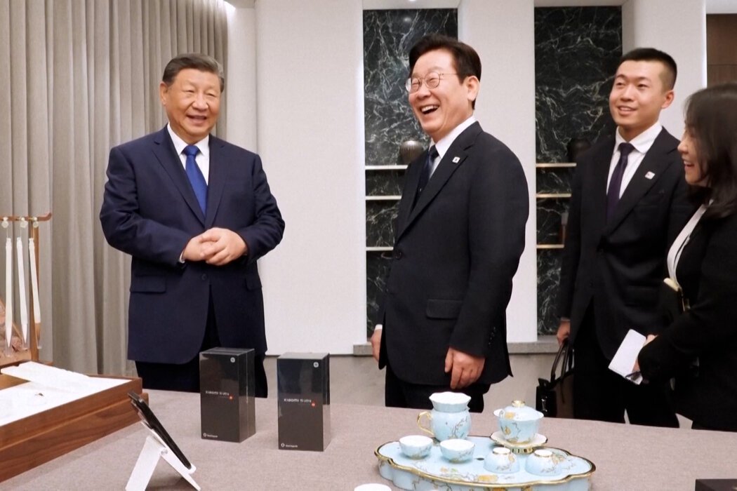 周六，中国最高领导人习近平在韩国庆州向韩国总统李在明赠送了两部手机。