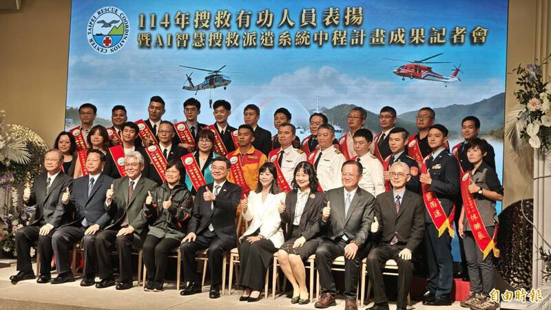 行政院长卓荣泰、内政部长刘世芳等人与搜救有功人员大合照。（记者陆运锋摄）
