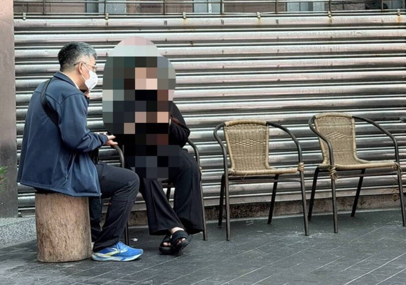 高雄少女（右）负气北上基隆寻友取暖，少年警察队远赴基隆彻夜寻回。（民众提供）