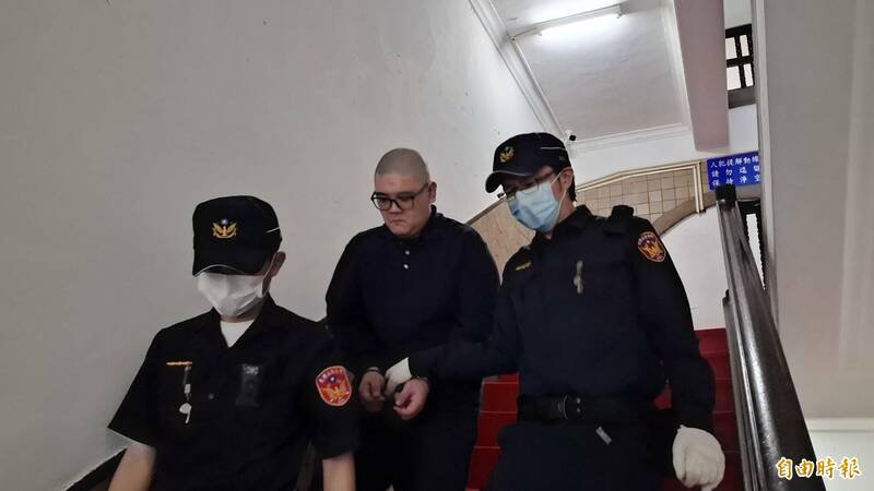 男子周昱帆（中）被诉递枪给在泰国经营大麻店的老板王
		 <div style=