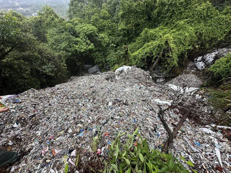 宜兰县冬山乡道教总庙三清宫附近一处山坡地，遭人偷倒数十吨事业废弃物。（图由读者提供）