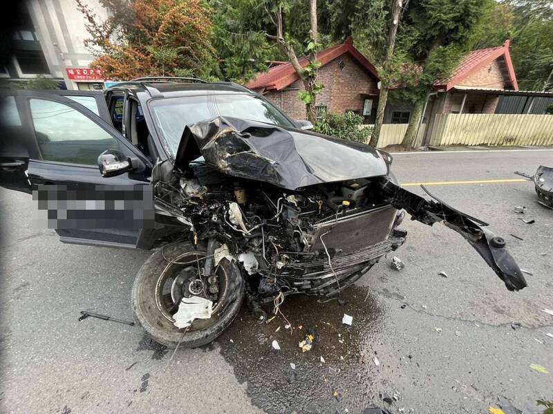 车头毁损严重，连车轮都掉落。（埔里警方提供）