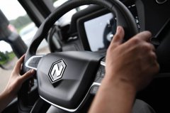 「10点10分」方向盘握法过时！ 日专家教正确驾驶姿势 开长途不易累