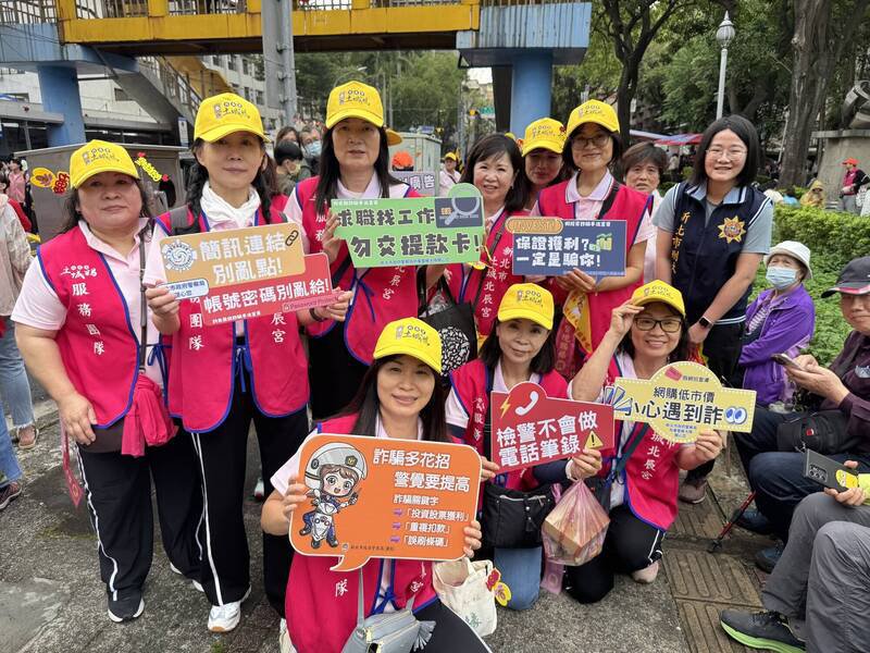 新北市警察局抢搭白沙屯妈祖到新北土城、中和、板桥赞境祈福，派出识诈队向信众们宣导反诈，获得民众关注。（记者吴仁捷翻摄）