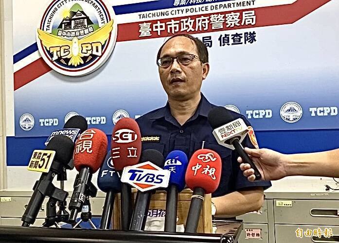 乌日警分局副分局长洪明强说，许姓前租客承租吴姓母女家20多年，7月搬家后持续骚扰母女。（记者黄旭磊摄）