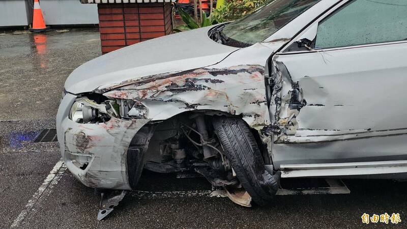 李男撞上拖板车后车体严重受损。（记者吴升儒摄）