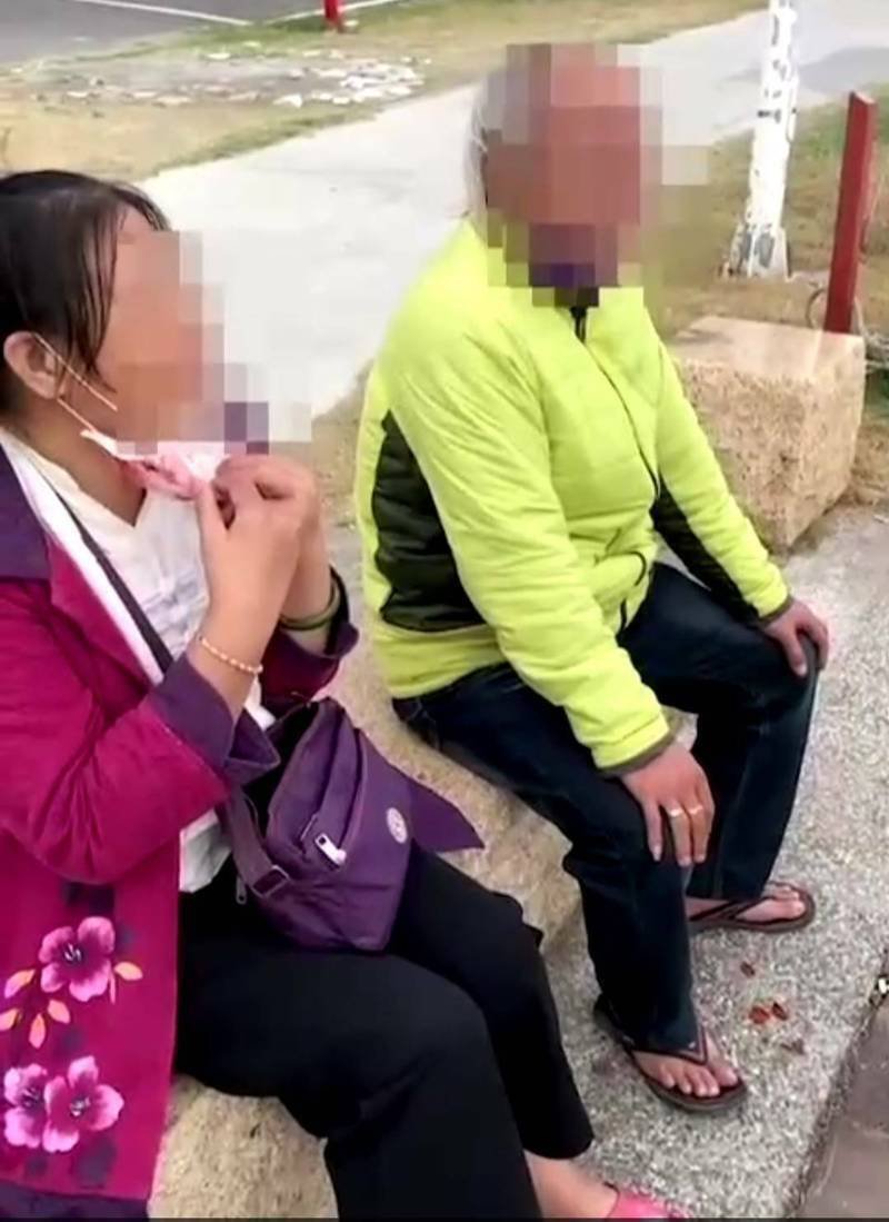 警方于公园内逮捕涉案蔡姓女主嫌。（读者提供）