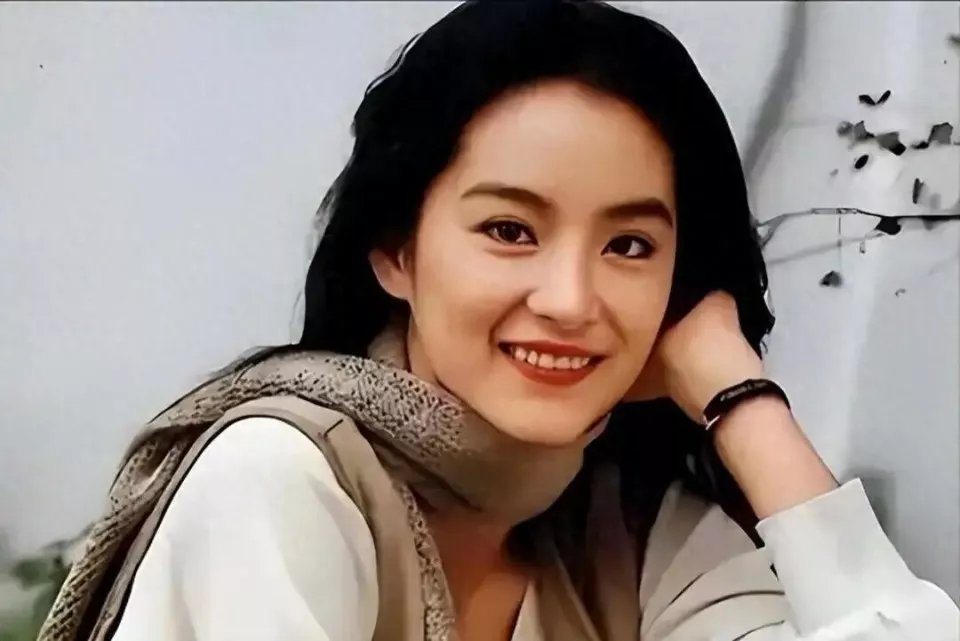 林青霞的生活有多奢侈?500万的私厨,房子失火不救钱先救狗