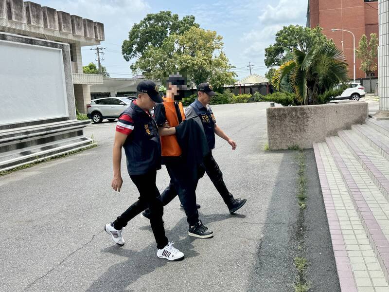 涉以投资为名、向他人诈财吸金9000多万元的台南政二代颜大钧（中），被逮捕查办后收押，近日仍被台南地院裁定延押2个月。（资料照，民众提供）