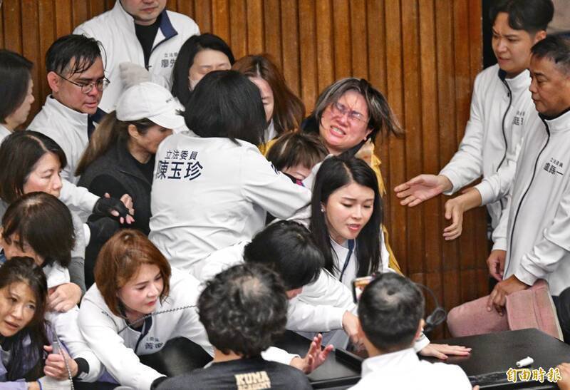 立法院院会去年12月20日审议公职人员选罢法等法案,朝野攻防抢占主席台,爆发激烈冲突,多位绿委挂彩送医。(资料照,记者方宾照摄) 立法院院会去年12月20日审议公职人员选罢法等法案,朝野攻防抢占主席台,爆发激烈冲突,多位绿委挂彩送医。(资料照,记者方宾照摄)