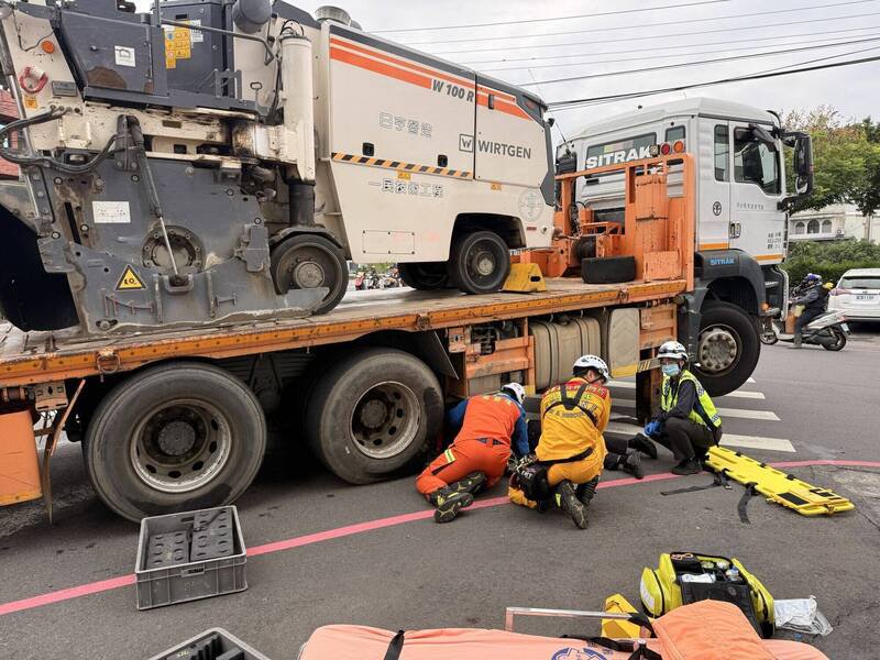 苗栗县头屋乡台13线与尖丰路口，今（3）日发生大货车与脚踏车碰撞事故，骑士老翁被卷入车底受困，消防人员到场救援。（图由消防提供）