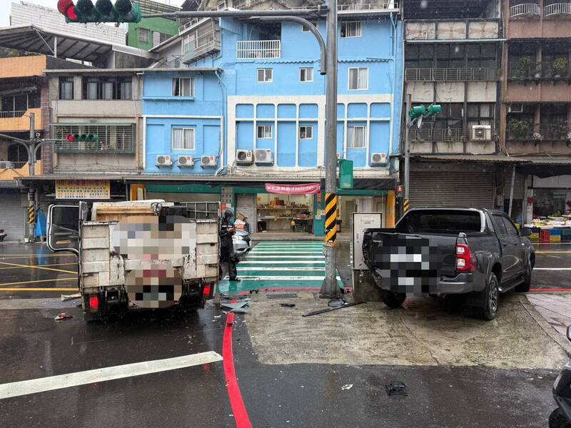 小货车疑刹车失灵，将皮卡车挤上人行道。（记者吴升儒翻摄）