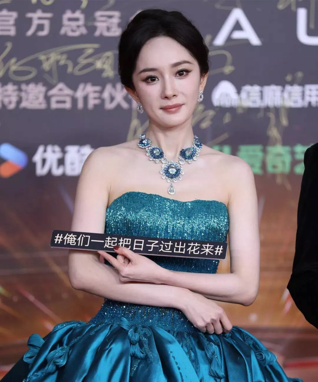 视界大会红毯尴尬瞬间！踩裙子、抢位置，手忙脚乱