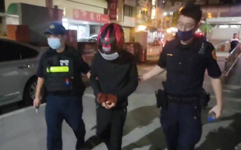 台中许姓男子（中）因偷少女内裤被告怀恨在心，昨天凌晨纵火造成母女2死，台中地检署讯后向台中地院声请羁押禁见。（记者陈建志翻摄）