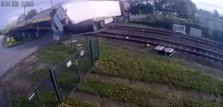 惊魂瞬间:大货车来回行驶 遭火车撞至粉碎(视频)