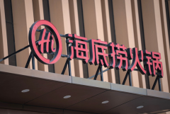 恶！中国海底捞惊见小孩喷尿 妈妈拿纸碗接尿随手丢「骚味狂飘」