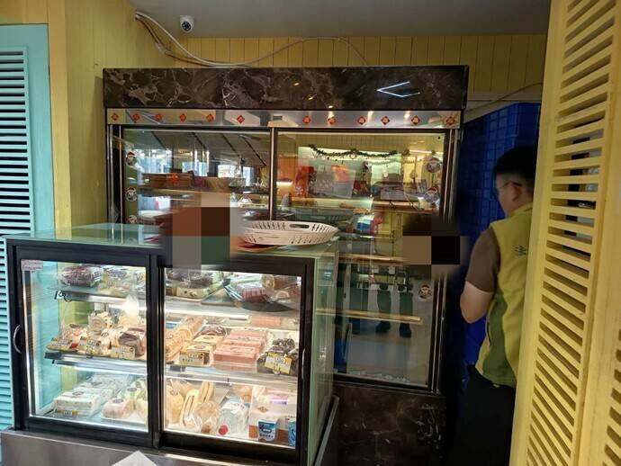 此次拍卖物品中知名面包店的冰柜。（行政执行署宜兰分署提供）