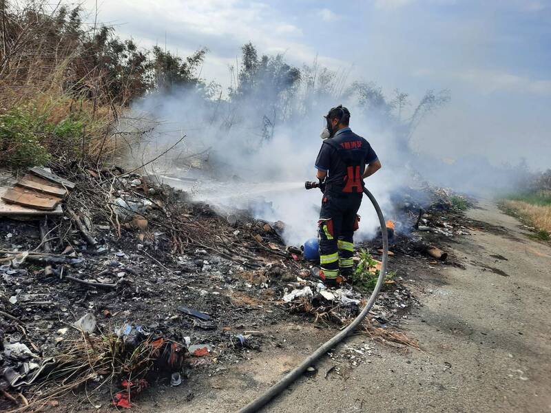 苑里公墓火警又发现大量事业废弃物，还1天烧2次。（民众提供）