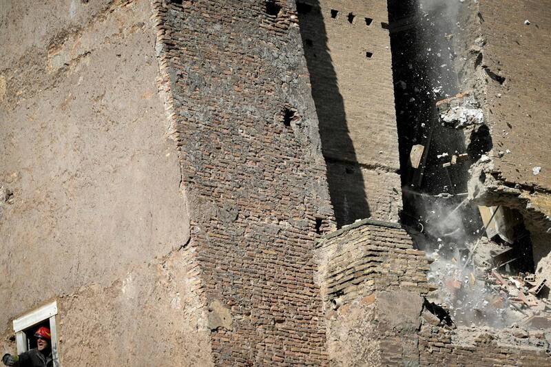 位于义大利首都罗马的孔蒂塔楼3日发生部分坍塌。（法新社）