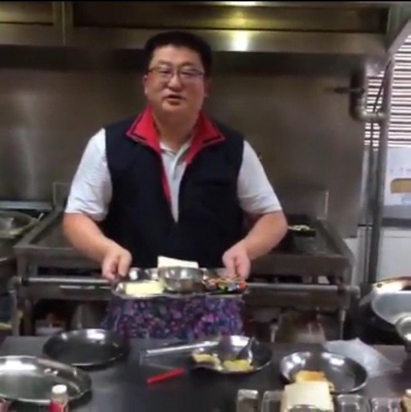 周焕兴分局长说，这份火腿三明治虽然简单却有他满满心意。（记者陈恩惠翻摄）