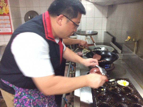 内湖分局长在警察节的今天，特地起早为所属同仁准备爱的活力早餐。（记者陈恩惠翻摄）