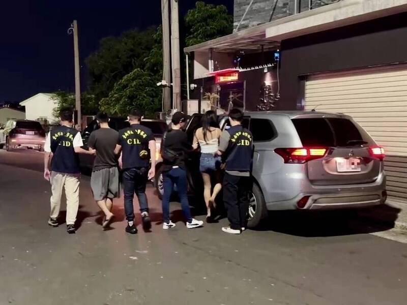 洪姓男子与陈姓女友涉嫌驾驶悬挂假车牌车辆贩毒，南市刑获报后调阅近百支路口监视器，以大数据分析后，上月初前往两人在善化租屋处搜索，起出安非他命、依托咪酯等毒品与贩毒工具一批。（记者王涵平翻摄）