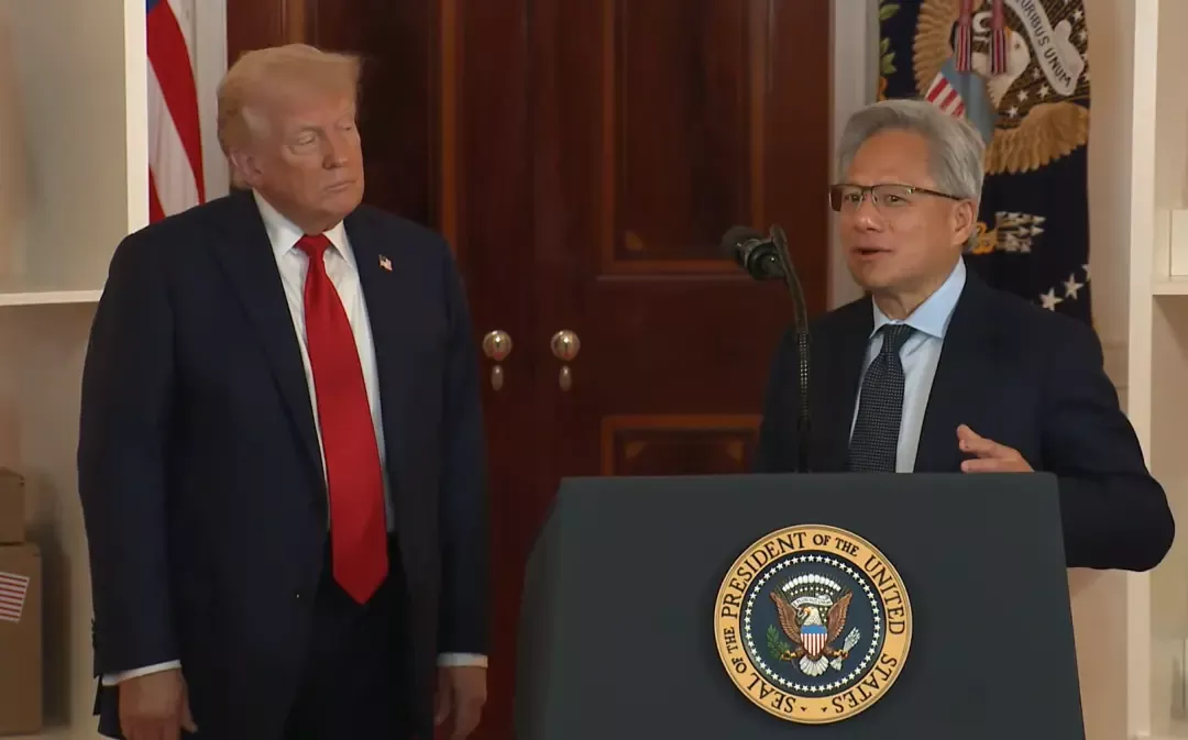 ▲今年4月，特朗普与黄仁勋在白宫宣布，英伟达将向美国制造业投资5000亿美元。