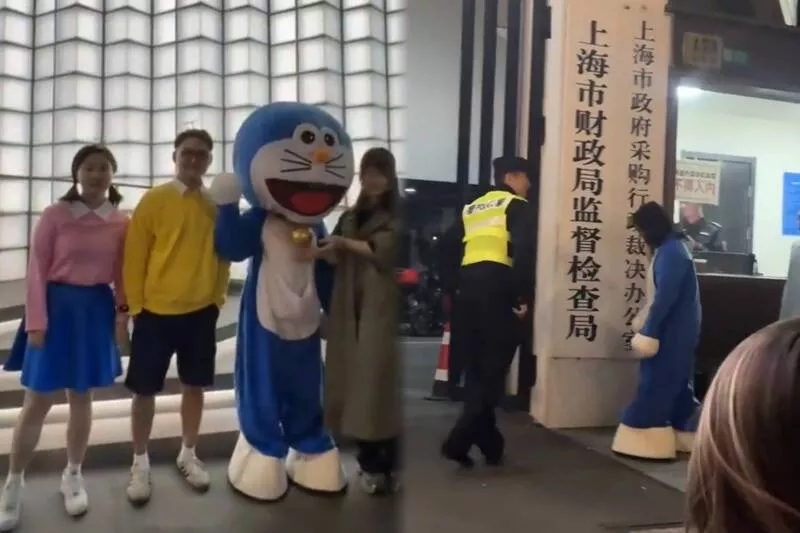 上海女cos哆啦A梦 遭警方带走 网:说好的自由呢?