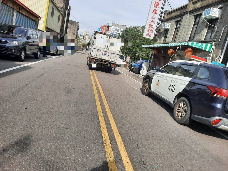 8旬翁路旁扫地，突遭66岁驾驶开小货车撞上。（民众提供）