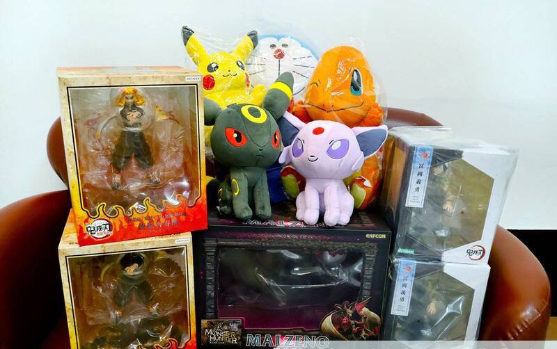 曾男多次无照驾驶违规，累积交通罚锾约6万元，因迟不缴纳，遭强制执行，行政执行署嘉义分署则查封其鬼灭之刃等公仔，将于11日变卖清偿。（行政执行署嘉义分署提供）