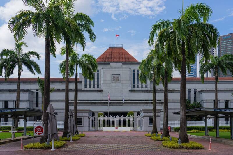 新加坡国会三读通过法案，诈骗相关罪犯将面对鞭刑等刑罚。（彭博）