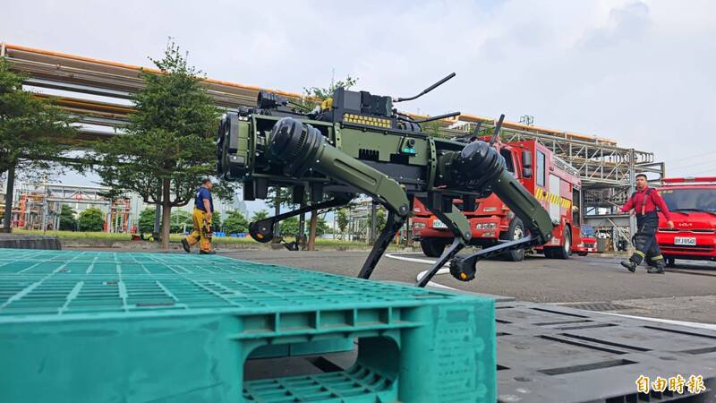 全国首只侦检机器犬今天来到南部，首度参与由地方县市主办的毒化灾防演练。（记者陈彦廷摄）