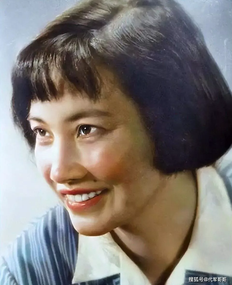 定居美国78岁回国“捞金”，她凭啥被称“人民艺术家”