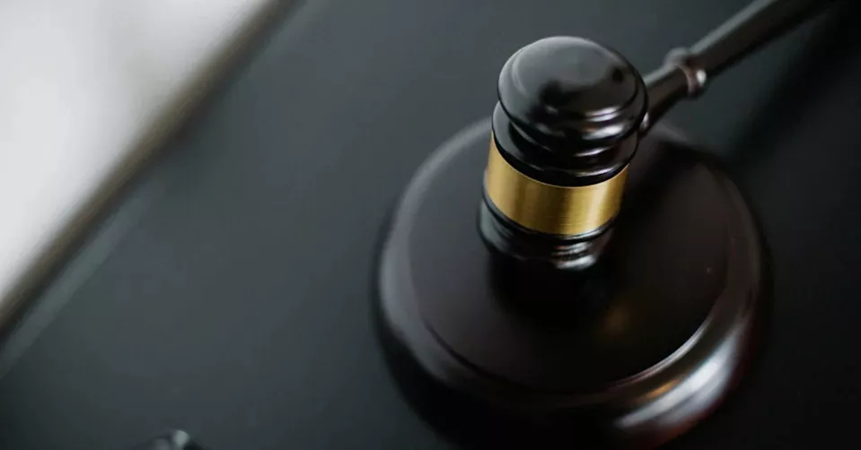 宁死不坐牢!美男法院三楼撞破玻璃跳下亡