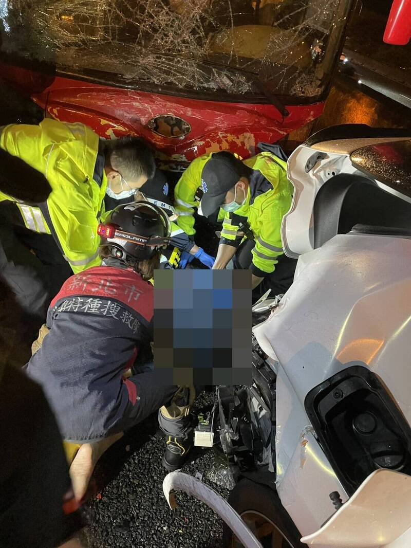 吴女站在车外处理4车事故时，遭后方国道客运撞上，卷入车底送医不治。（记者郑淑婷翻摄）