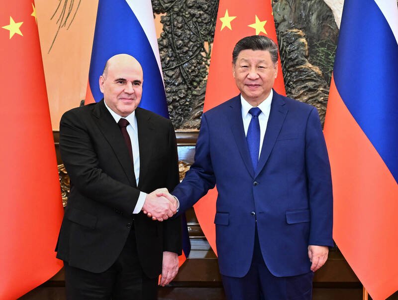 中国国家主席习近平（右）4日在北京人民大会堂，与到访的俄罗斯总理米舒斯京举行双边会谈。（美联社）