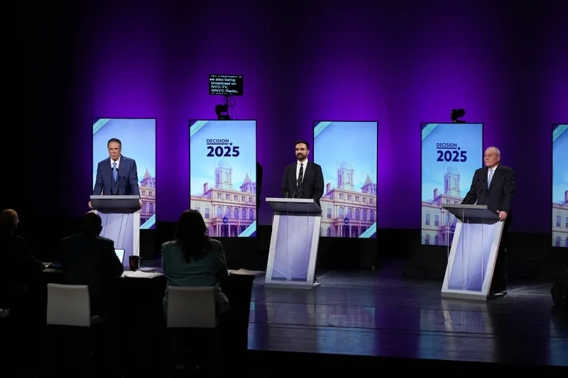 川普真着急了 咬着后槽牙挺科莫 称其有“辉煌政绩”