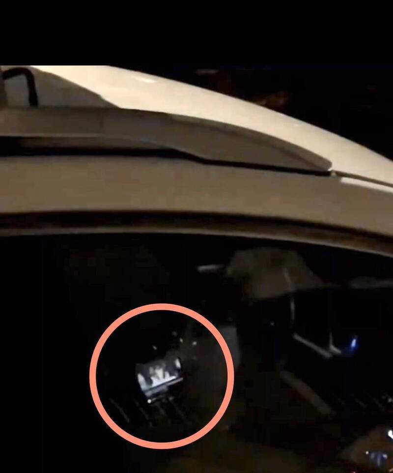 分局获报调查后表示，是手机刚好跳出影音讯息，非在车内追剧，但认定警员察看非公务讯息，已违反勤务纪律，各记2支申诫处分。（撷自「社会事新闻影音」）