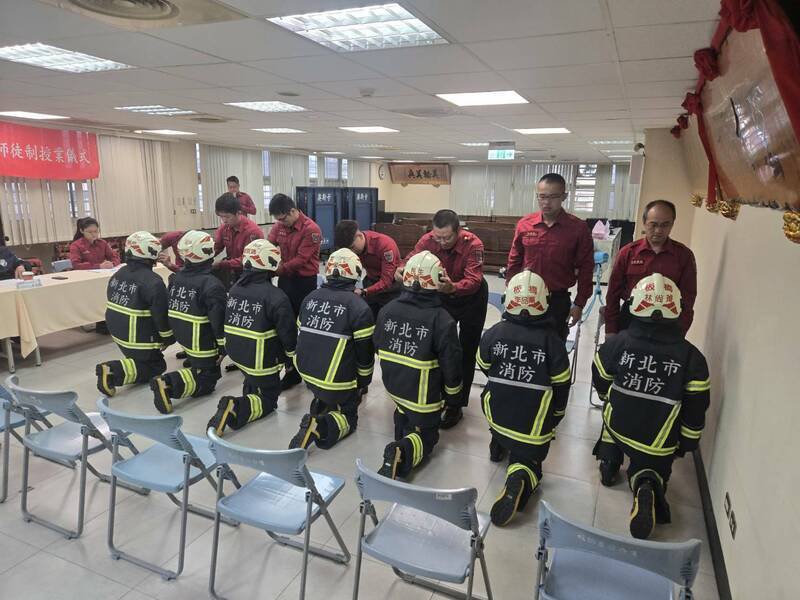 新北市消防局举办「新进消防人员师徒制授业仪式」。（记者吴仁捷翻摄）