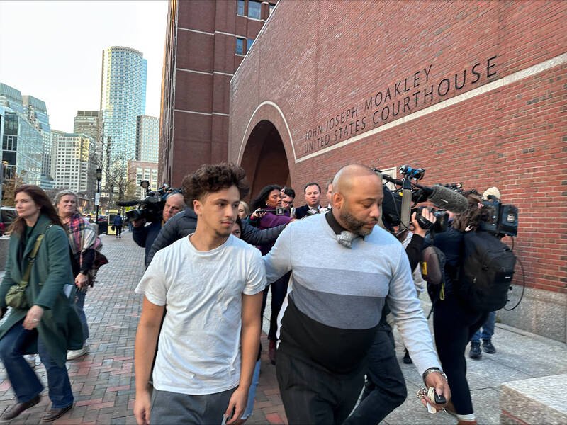 2名麻萨诸塞州男子4日因涉嫌哈佛医学院爆炸案而被捕。图为嫌犯卡多扎（白衣服）离开波士顿联邦法院。（美联社）