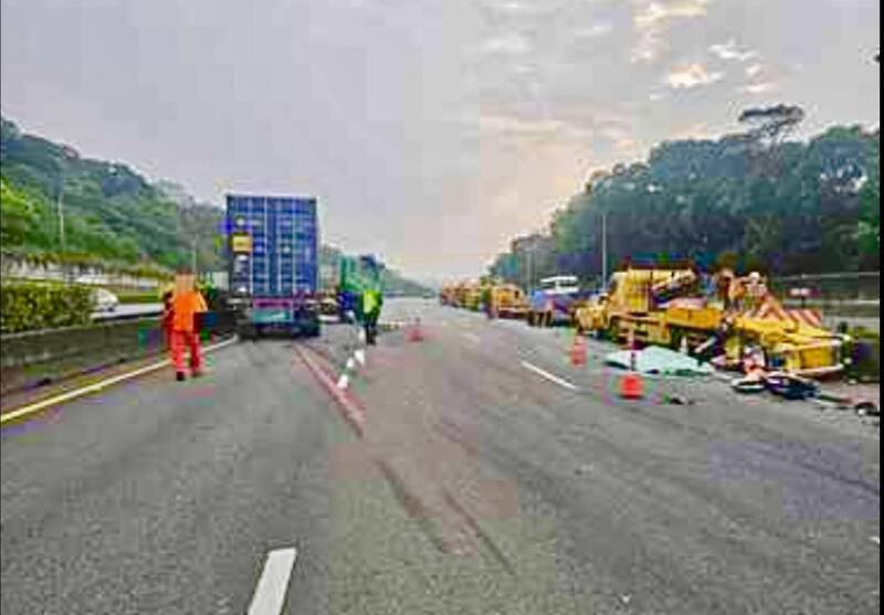 林姓联结车驾驶国道1号杨梅段肇祸撞击缓撞车，酿缓撞车司机当场死亡现场。（记者余瑞仁翻摄）
