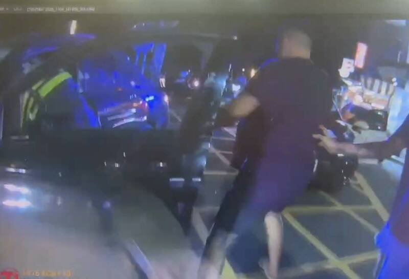 龙潭路直接开车拦阻窃嫌，警方到场逮人并在车上查获毒品。（民众提供）